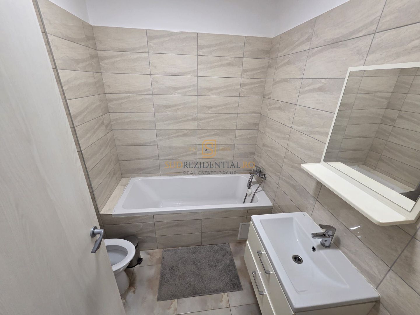 Apartament 2 camere de închiriat, The Grand Kristal Residence Sector 4 - Poză 4