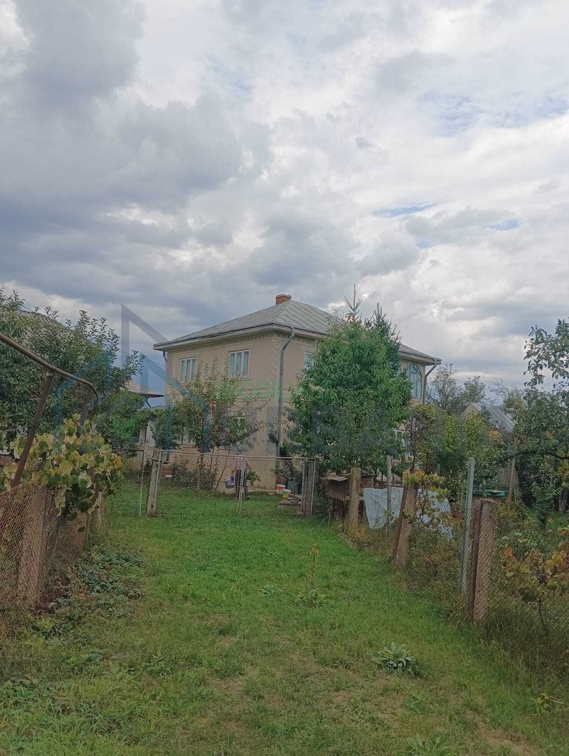 Casă cu etaj și teren de 1450 mp în Lunca, Pașcani - Poză 4