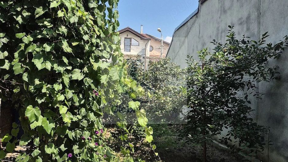 apartament 2 camere la curte - Poză 1