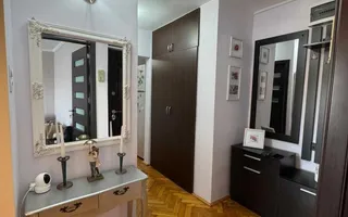 Apartament cu trei camere de vânzare, renovat complet, central - Poză 13