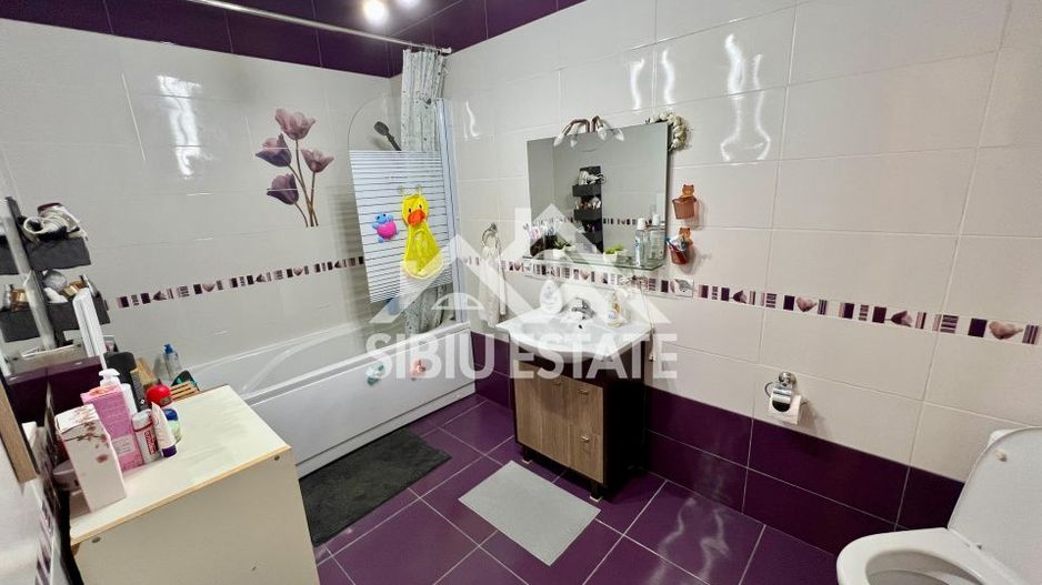 Casa moderna, spațioasa, curte generoasa pe un nivel în Sura Mare - Poză 11