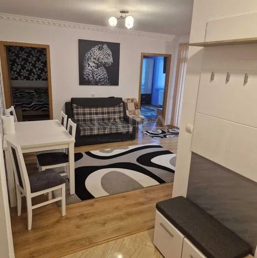Apartament cu 3 camere in zona centrala - Poză 1
