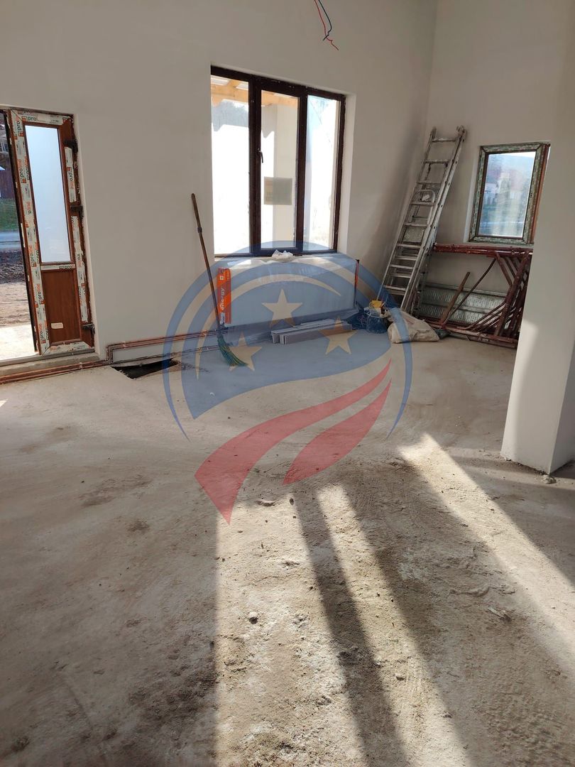 Vilă semifinisată de vânzare str. Remetea 217 mp si 670 mp teren - Poză 3