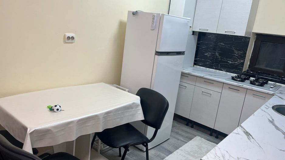 Apartament 2 camere, de inchiriat+ loc de parcare si terasa in curte - Poză 6