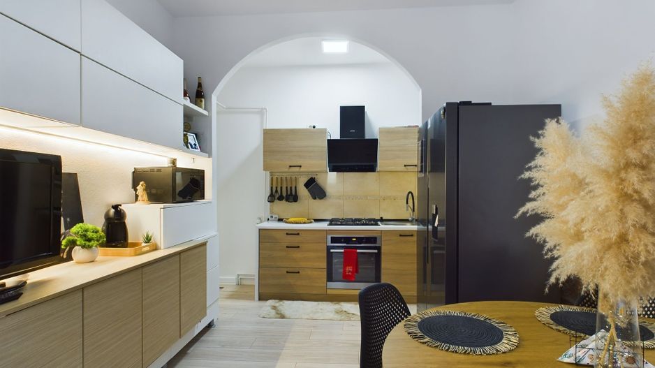 Apartament la curte comună - Central - Poză 1