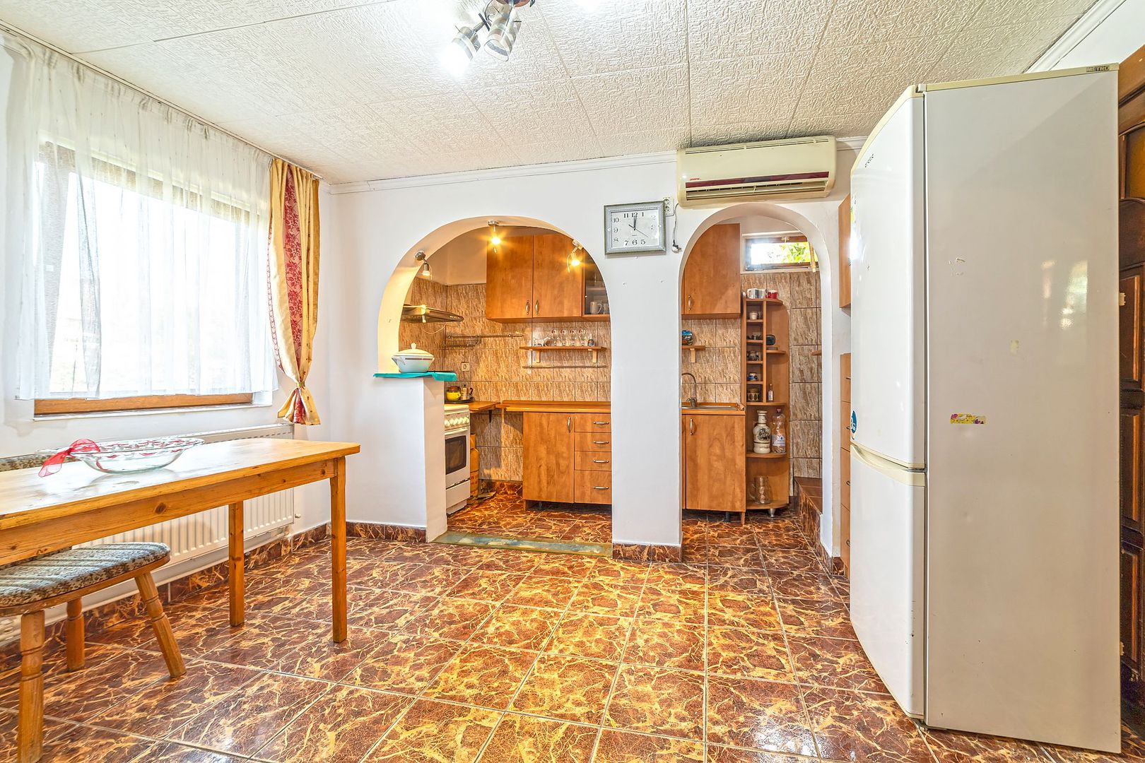 Vandut Apartament cu doua camere, central, la parter. - Poză 3