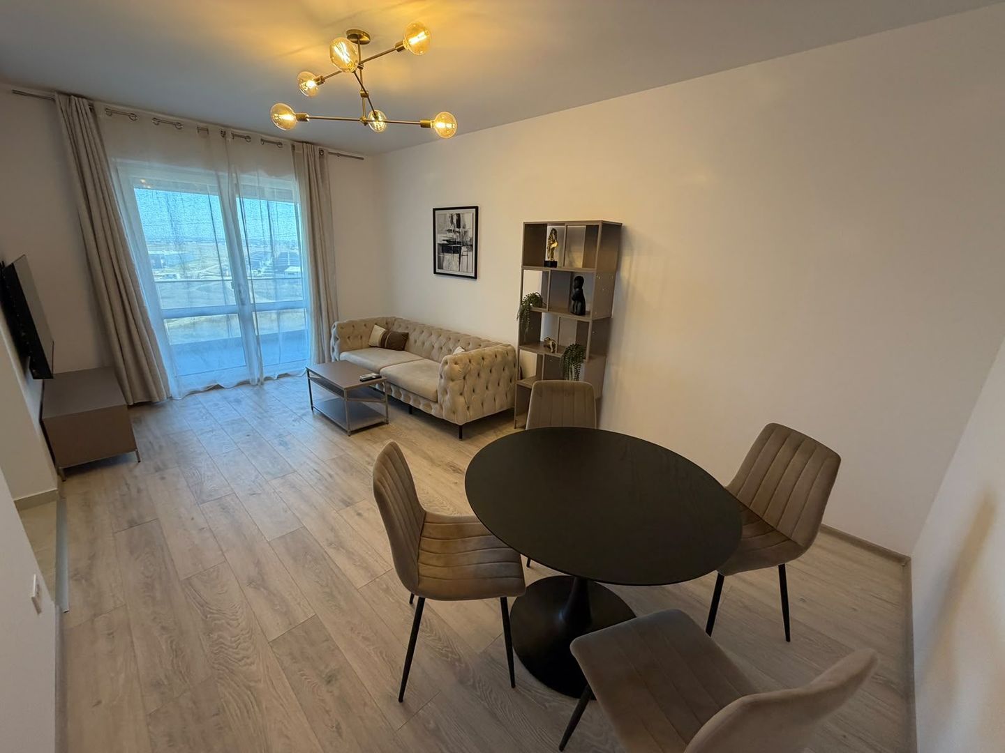 AP. 2 CAMERE- PARCARE INCLUSA, CENTRALA, BUCATARIE INCHISA, MODERN - Poză 3