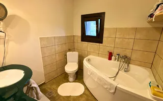 Vilă cu 10 camere P+2E+M 400 M² utili 2800 M² Teren Comandau - Poză 24