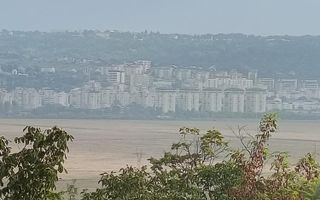 Parcele de vânzare  .Terenul se afla în vecinătatea Liceului Miroslava,Lidl sau - Poză 1