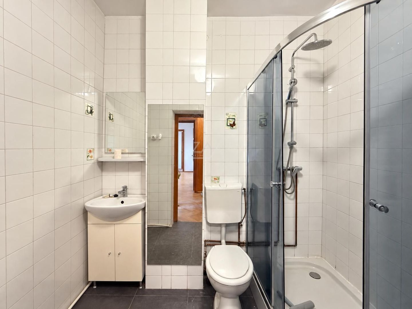 Bloc tip asociatie - zona Kiriac. 4 camere, 3 balcoane. Garaj si boxa. - Poză 11