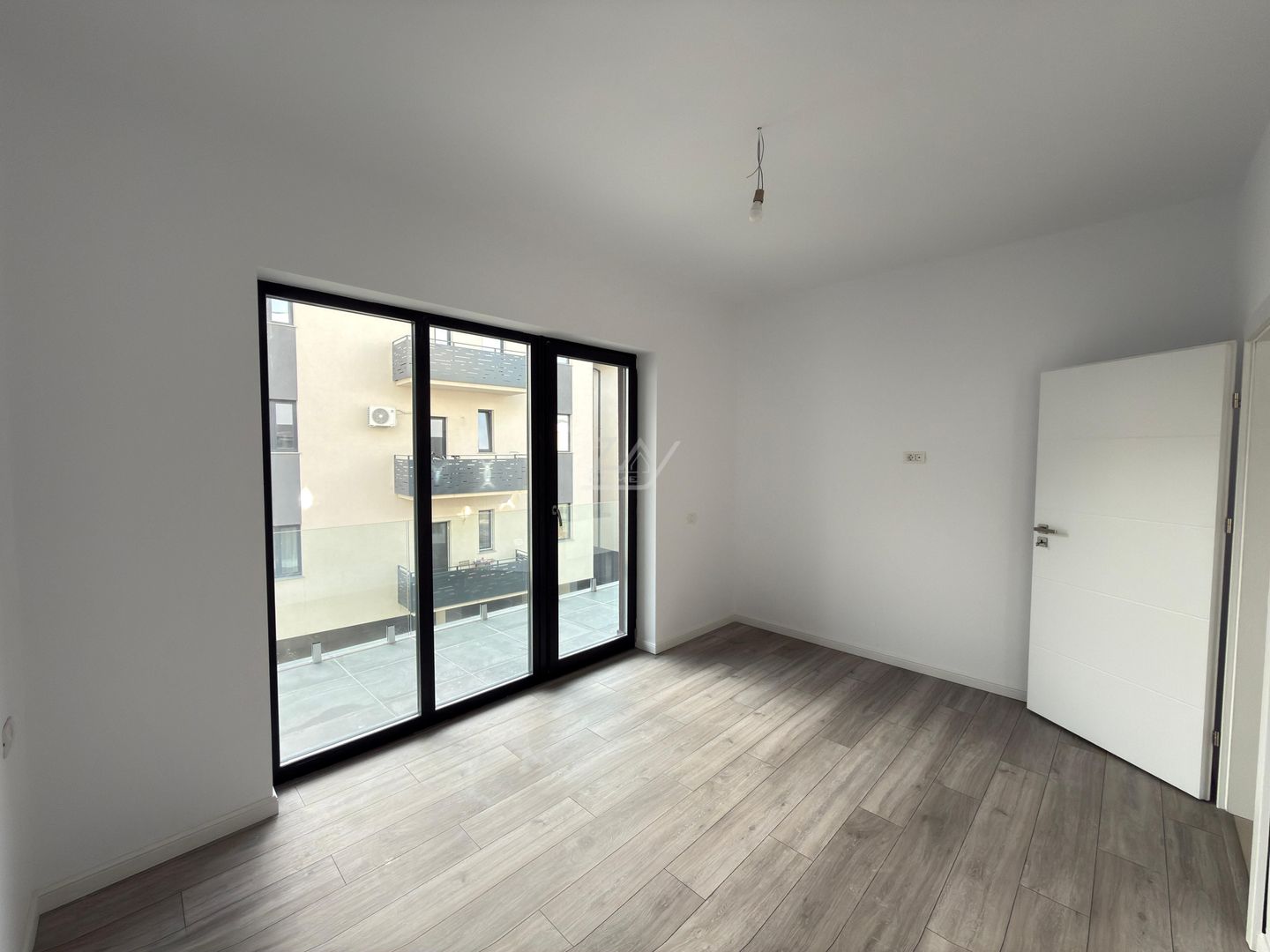 Bloc finalizat la asfalt. Etaj 1. Loc de parcare. - Poză 5