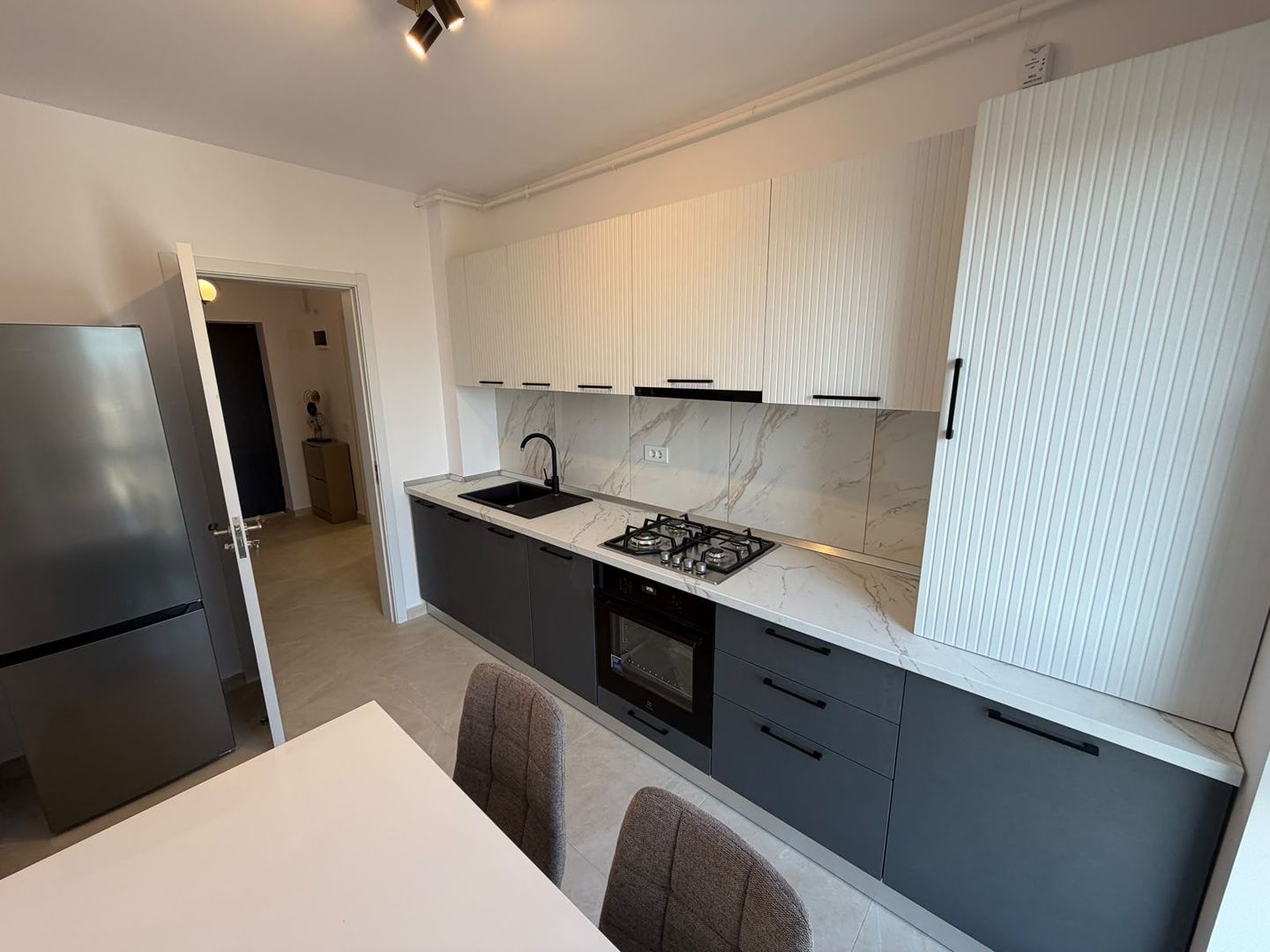 AP. 2 CAMERE- PARCARE INCLUSA, CENTRALA, BUCATARIE INCHISA, MODERN - Poză 5