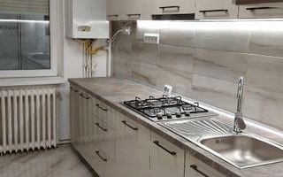 Vând apartament 3 camere la intrarea in Micro 17 Satu Mare - Poză 1