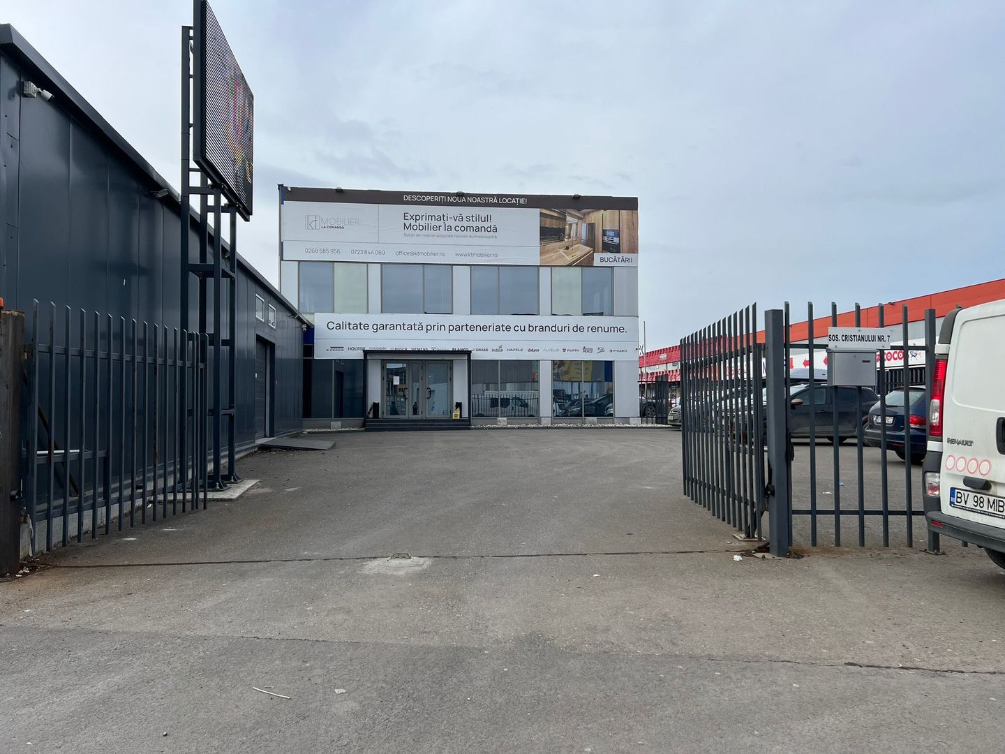 SPATIU BARTOLOMEU SHOWOORM - Poză 2