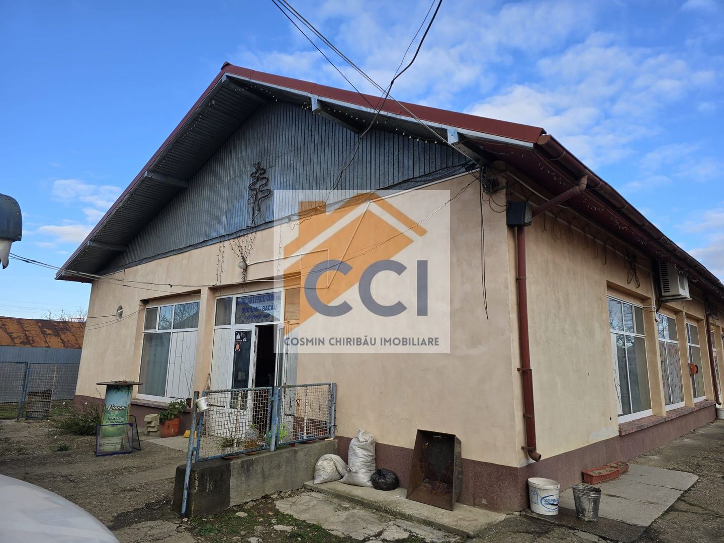 Se oferă spre vânzare / închiriere clădire cu spațiu comercial - Poză 8
