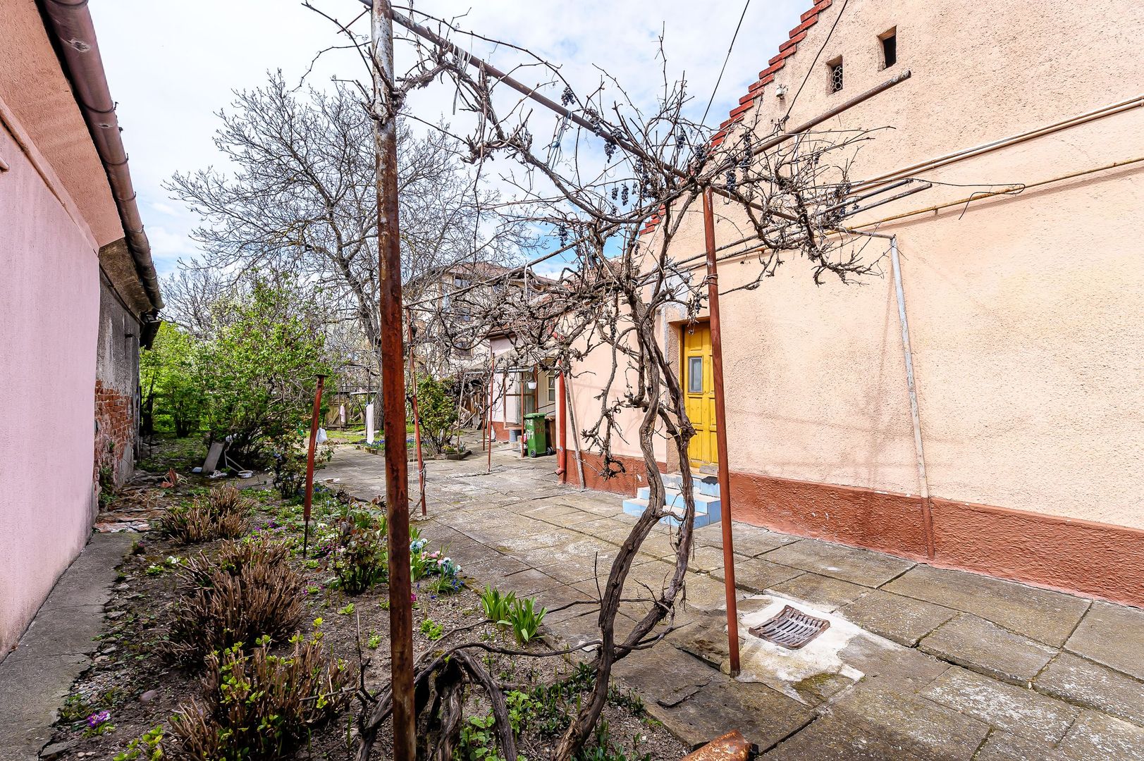 Ocazie Casa veche cu teren generos de 1095 mp in Parneava - Poză 2