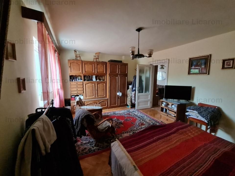 Proprietate individuala-3 apartamente,spatiu comercial,garaje,gradina,curte - Poză 6