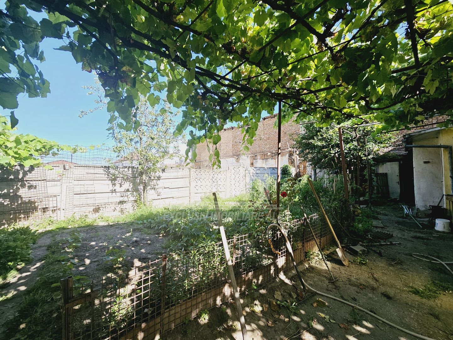 Casa individuala de vanzare, Lipoveni - Centru - Poză 9