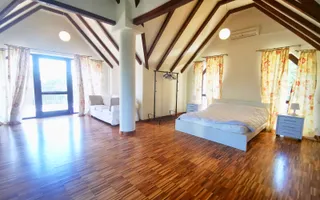 DE INCHIRIAT VILA CU 8 CAMERE, PISCINA SI GRADINA DE 1000MP IN PIPERA - Poză 13