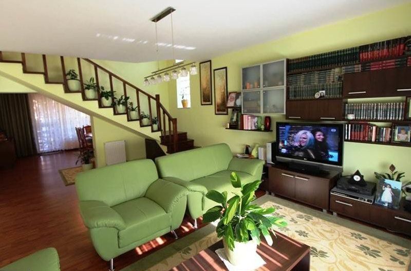 Vila spațioasă la intrare în Dumbravita - Poză 1