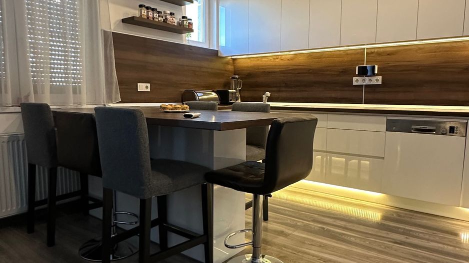 Apartament de vânzare, modern, cu 4 camere, garaj și curte - Poză 1