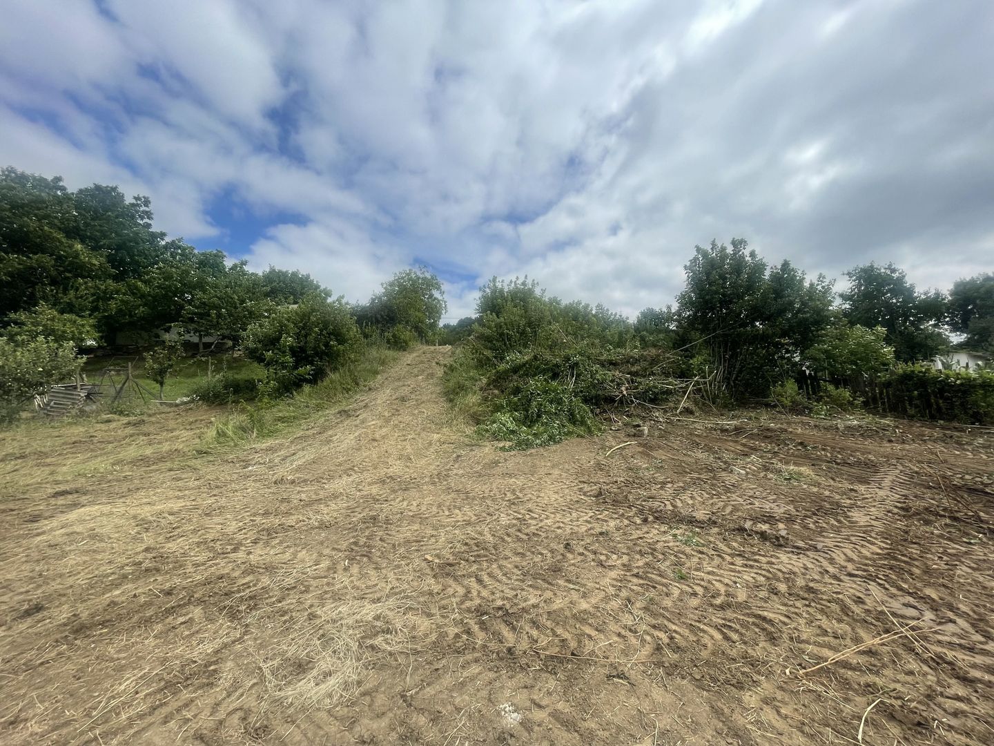 Iasi - Tomesti 3600mp intravilan intre case zona linistita + utilități - Poză 5