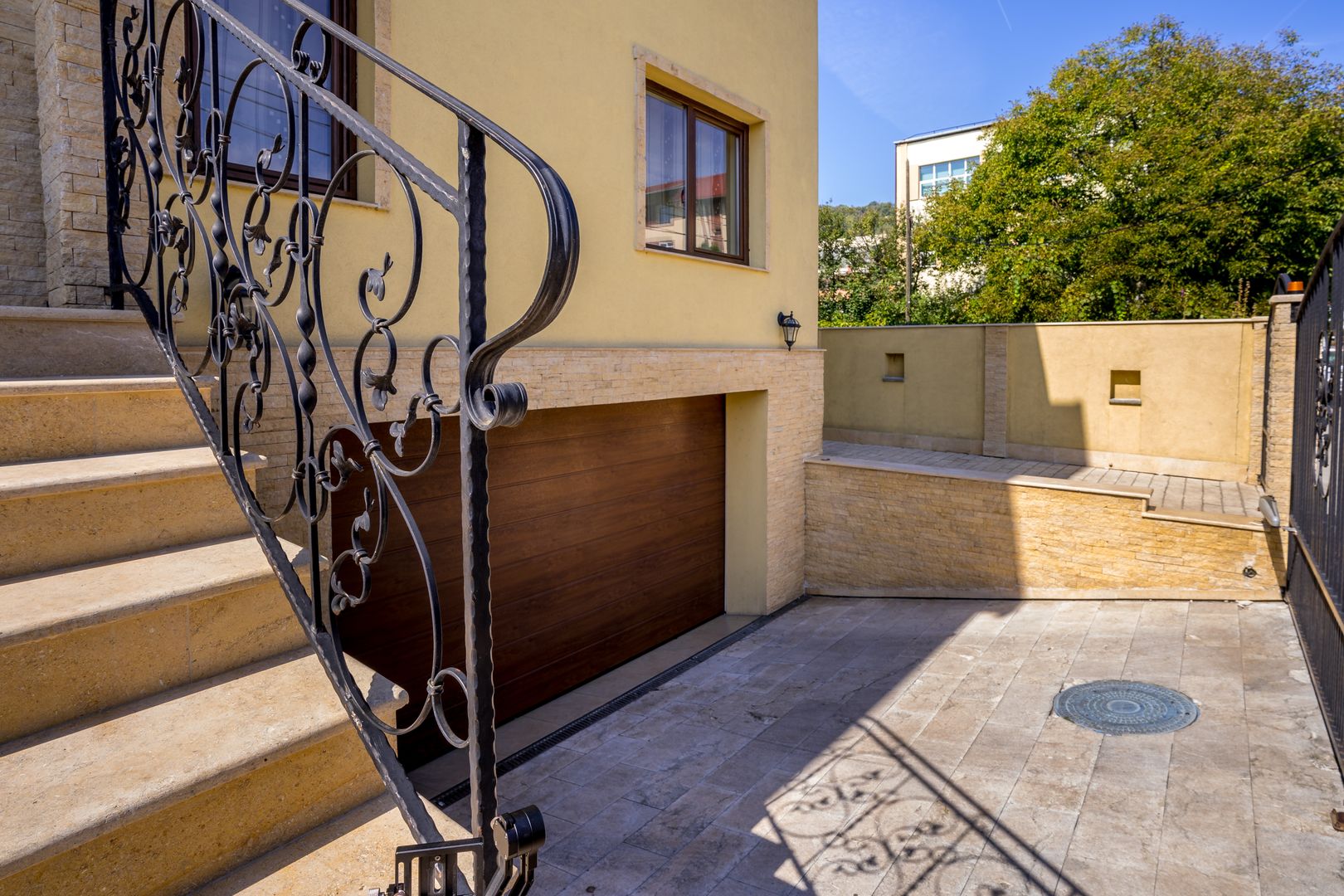 9 camere, 5 bai, spatiu hobby, gradina, garaj,locatie buna - Poză 24