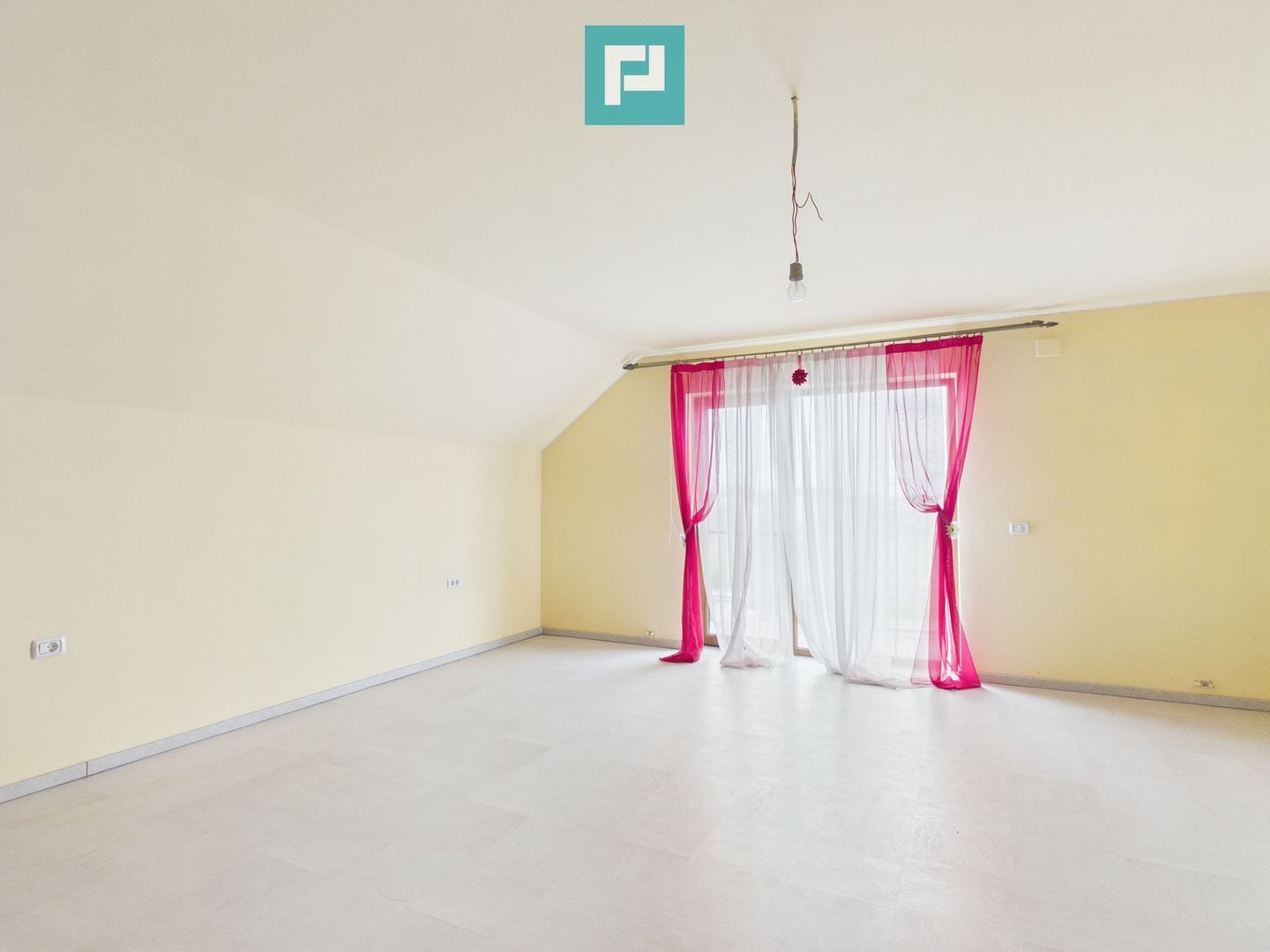 Casă spațioasă în Sântana - Poză 15