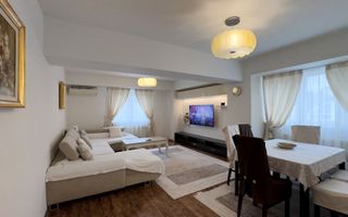 Apartament cu 3 camere, Parcare, P-ta Cipariu  zona Central - Poză 1