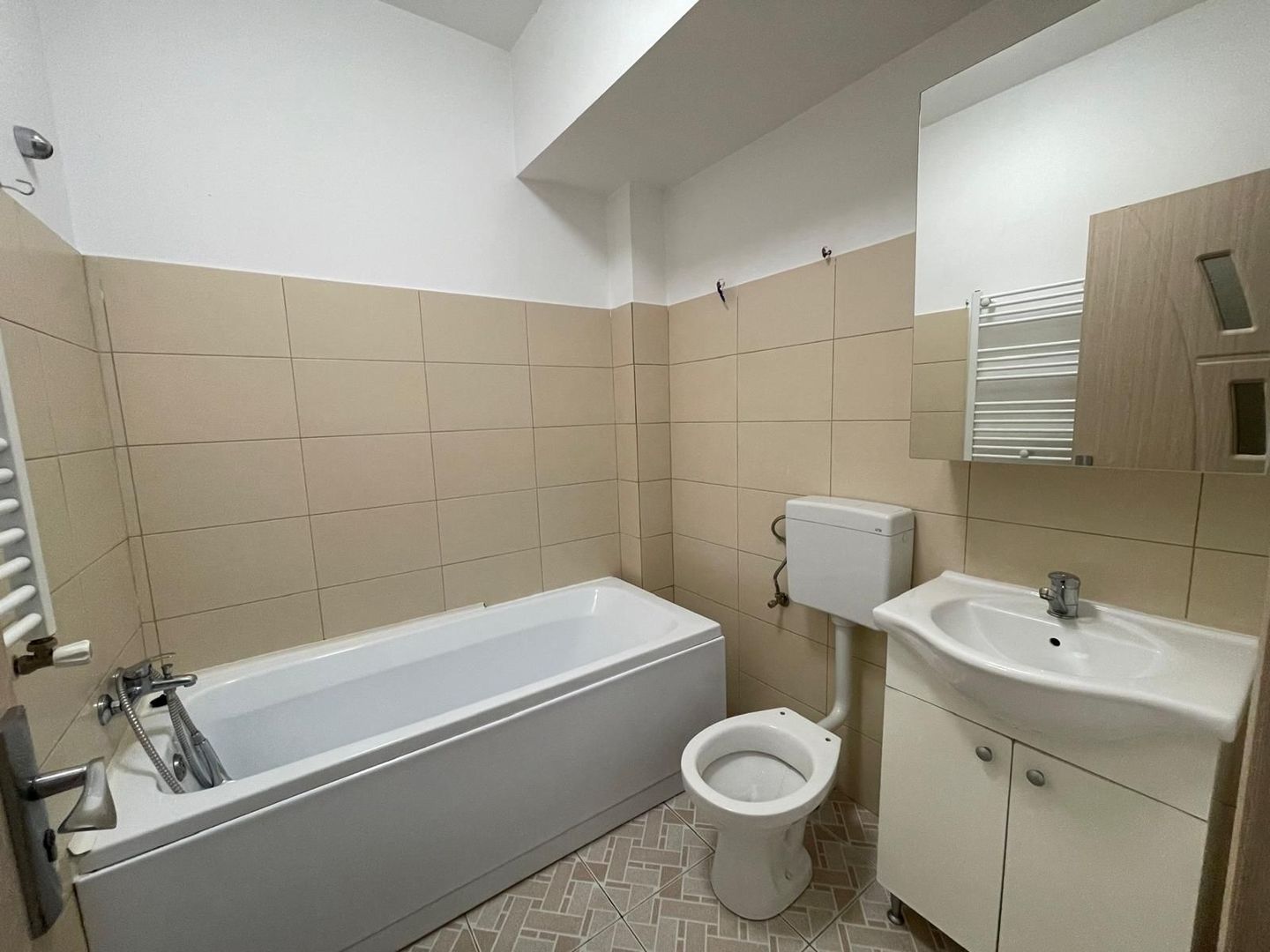 GARSONIERA BLOC NOU, CENTRALA PROPRIE, BUCATARIE INCHISA, LIBERA - Poză 6