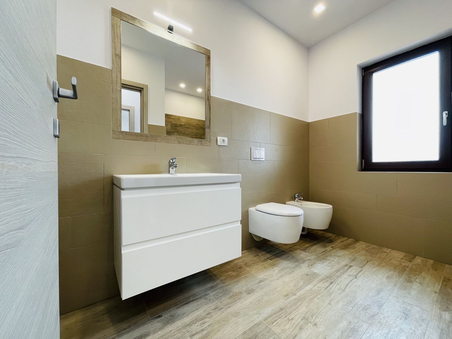 Casa de inchiriat in Dumbravita - Conexiuni excelente si spatiu versatil! - Poză 23