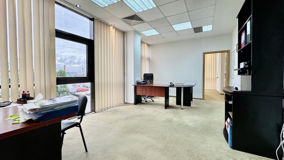 Spațiu pentru birouri langa Funshop Buziașului - Poză 32