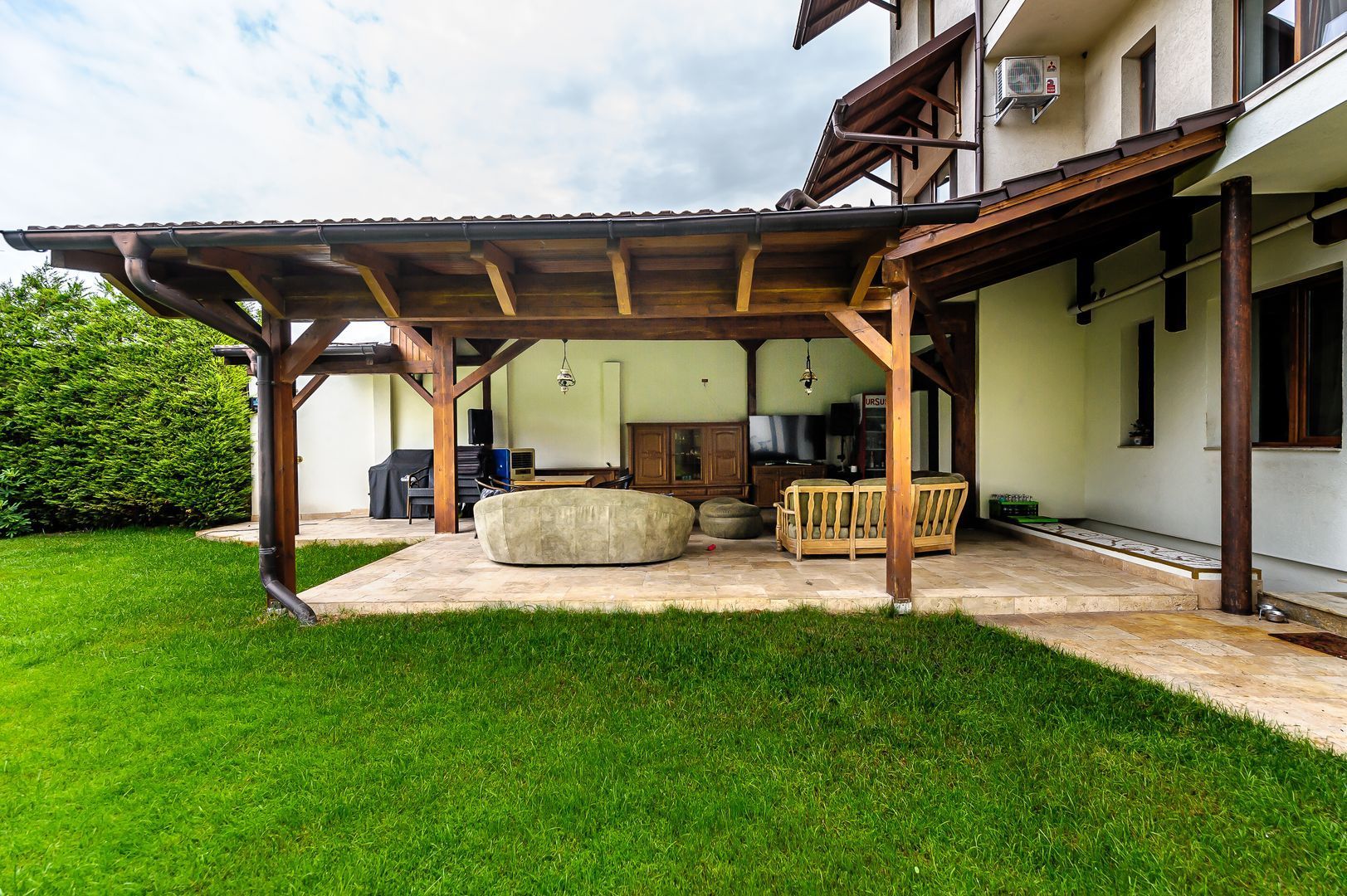 Vilă exclusivistă pe malul Mureșului – design modern si teren generos - Poză 1