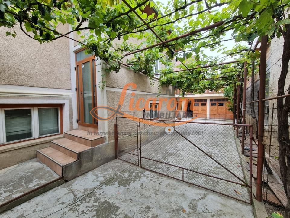 Proprietate individuala-3 apartamente,spatiu comercial,garaje,gradina,curte - Poză 12