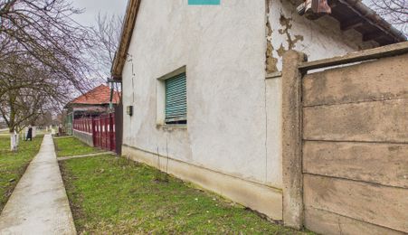 Casă modestă cu 3 camere de renovat în Mișca