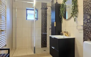 Eleganță, lumină, confort într-o locuință care inspiră, o casă care se trăiește! - Poză 15