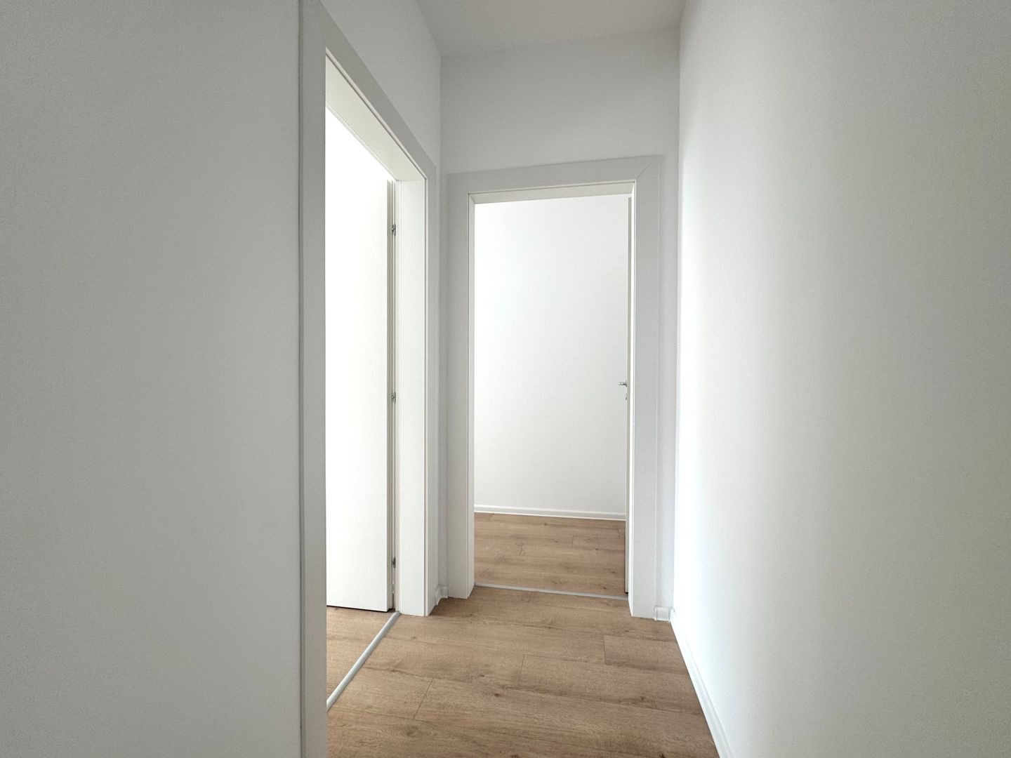 3 camere. Dormitor matrimonial cu baie en-suite. 83 mp Utili. - Poză 4