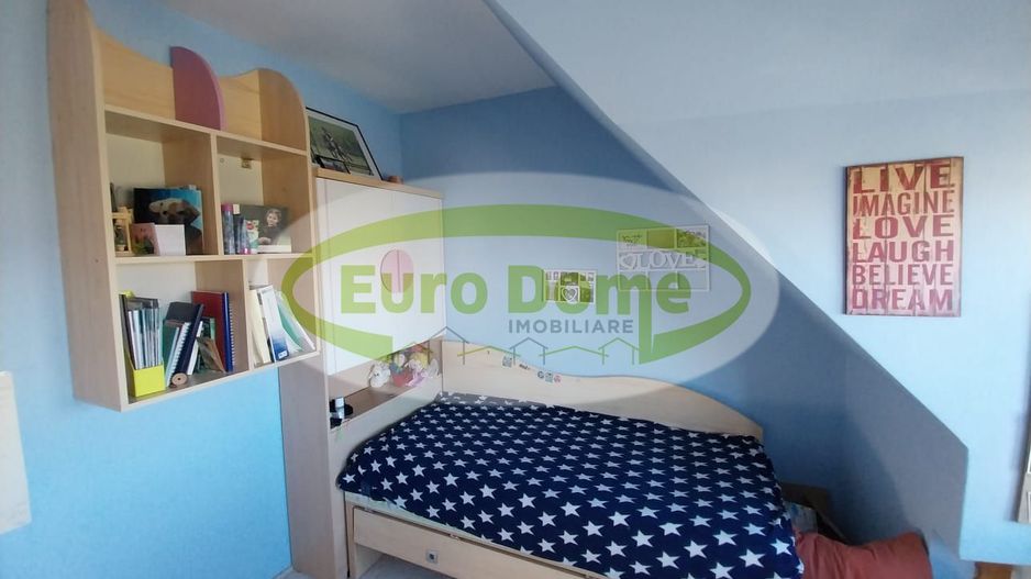 Casa primitoare, curte si gradina, priveliste frumoasa catre munti. - Poză 8