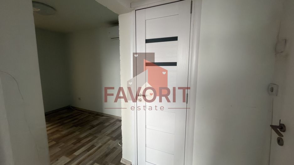 Etaj intermediar. Bloc izolat. Bucatarie inchisa - Poză 12