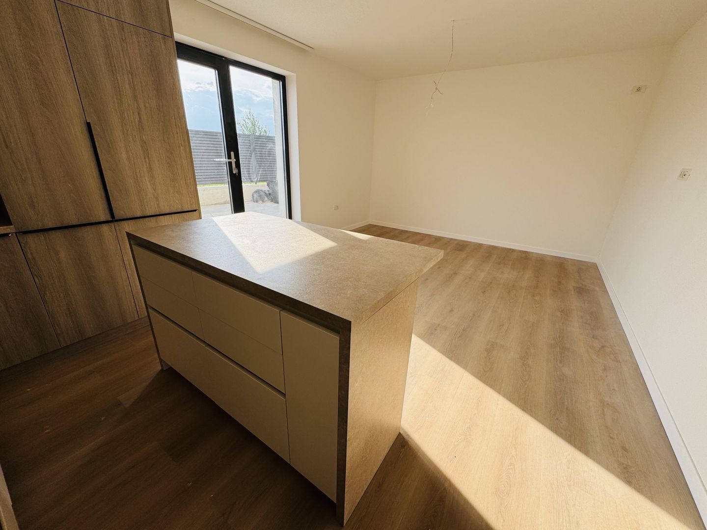 Apartament 3 camere si  CURTE mare, Otopeni 23 august - Poză 2