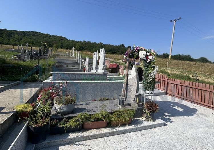 Cavou cu 2 locuri din granit, în Cimitirul Mănăstirii Vlădiceni, Iași - Poză 2