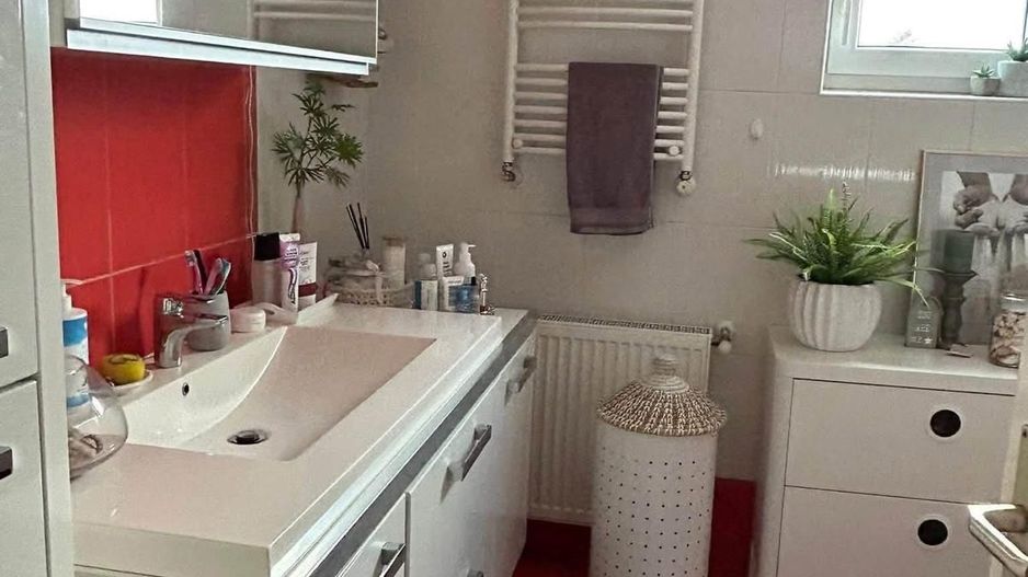 Vând apartament deosebit, situat într-o zonă semicentrală, liniștită și foarte plăcută, ideal pentru cei care își doresc confort și intimitate. - Poză 5