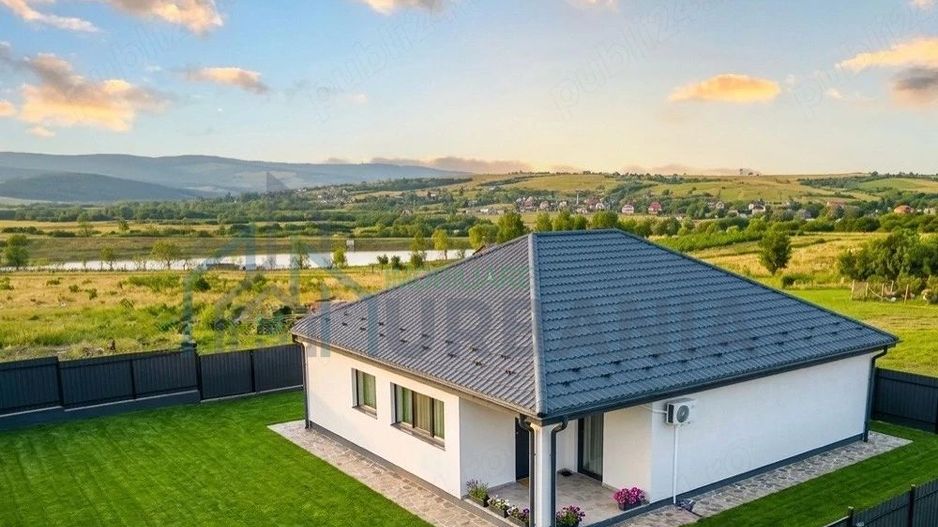 Casă de vânzare în Cercu, Bârnova - Poză 1