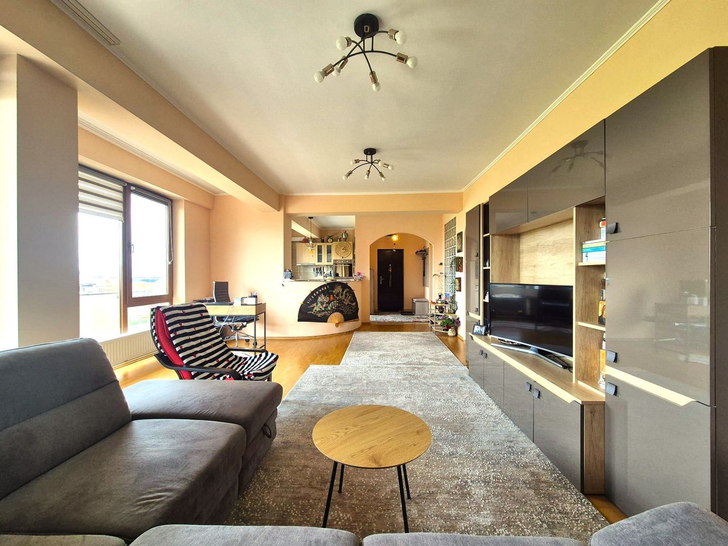 Tractoru, zonă liniștită de case, apartament spațios 3 camere cu garaj - Poză 1