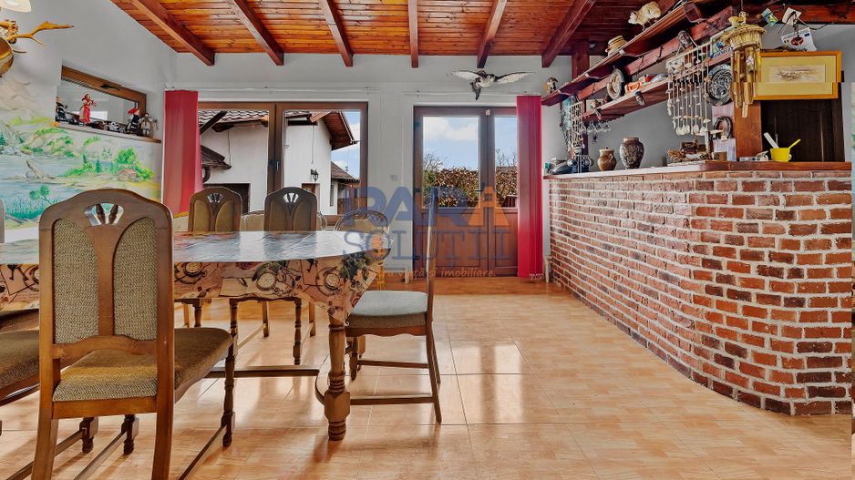 Vilă cu 6 dormitoare, 2 garaje, anexe multiple - 2076 mp teren - Poză 7