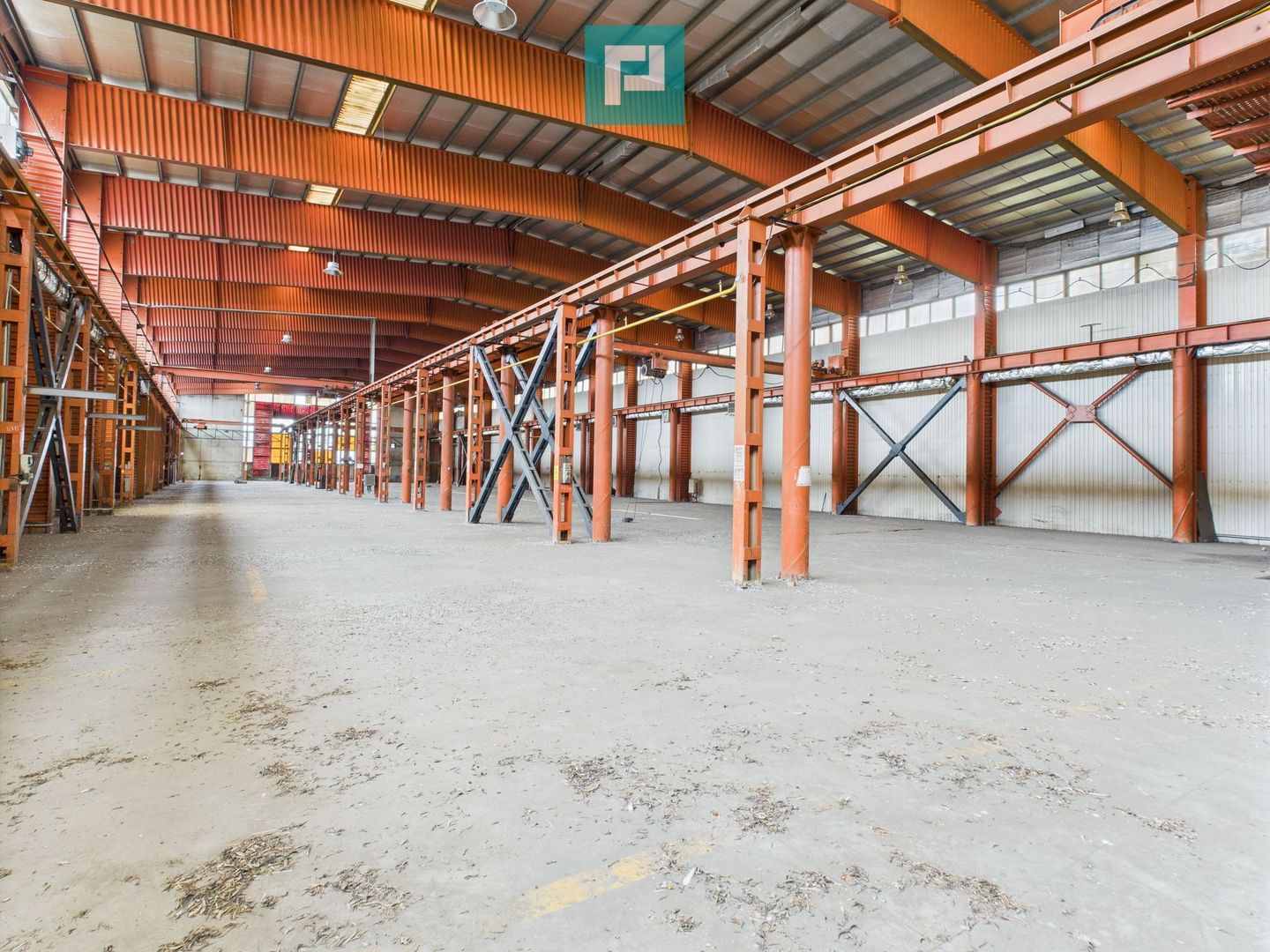 Hală industrială cu pod rulant și parcare betonată - Poză 2