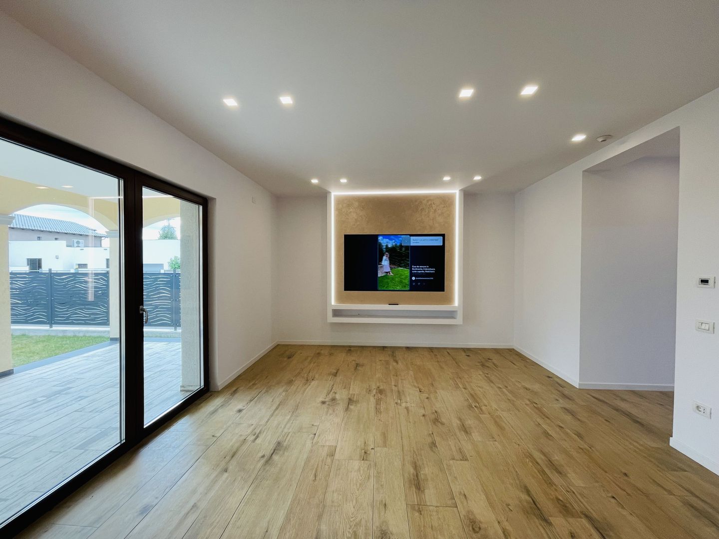 Casa de inchiriat in Dumbravita - Conexiuni excelente si spatiu versatil! - Poză 1