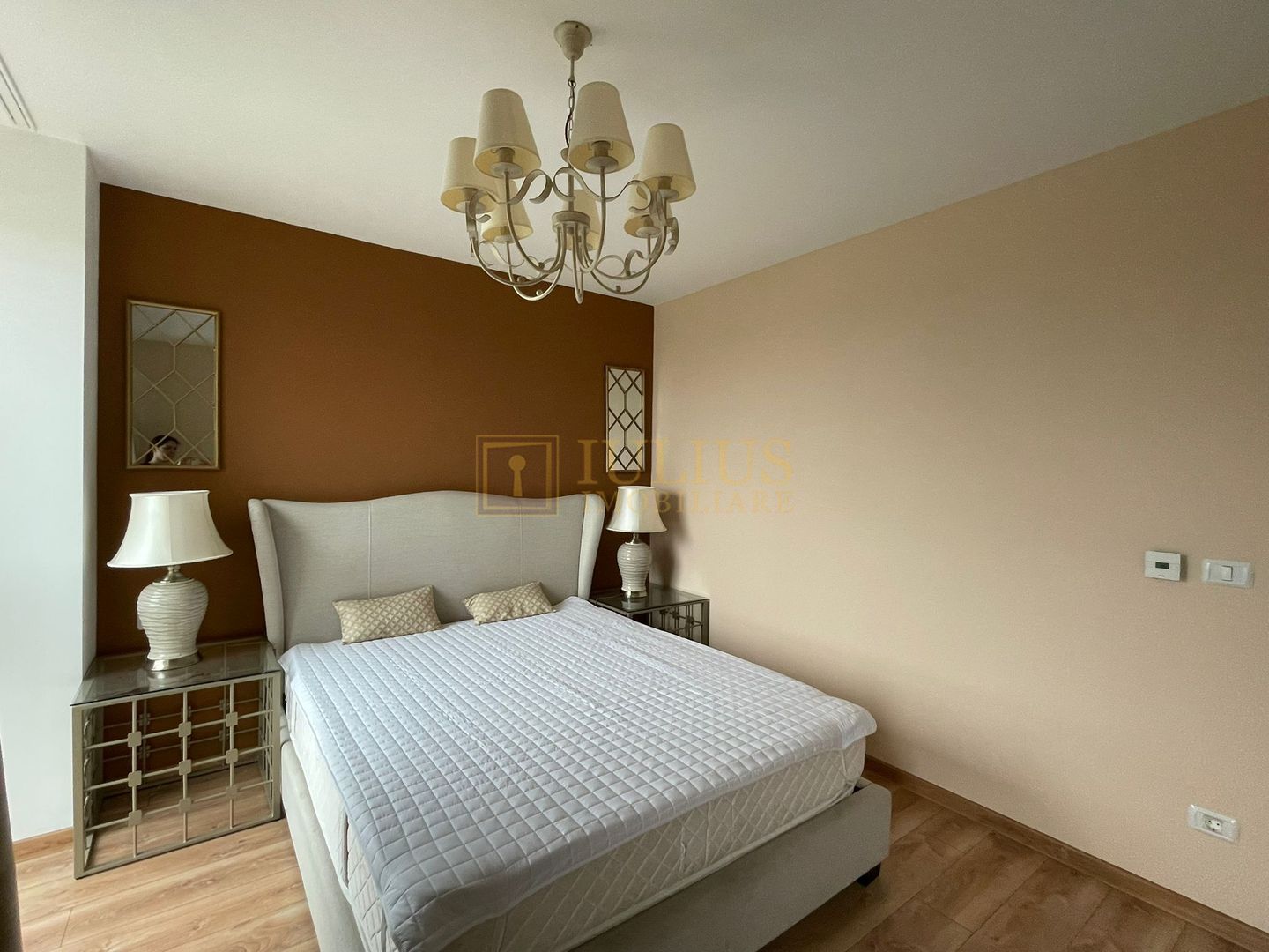 Apartament luminos,  parcare privata - Poză 1