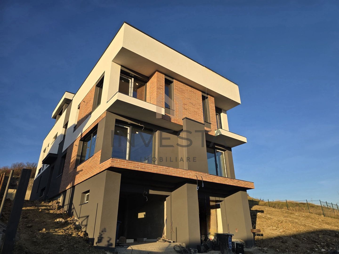 Duplex cu rooftop panoramic, garaj și curte proprie – cartier Voronet - Poză 1