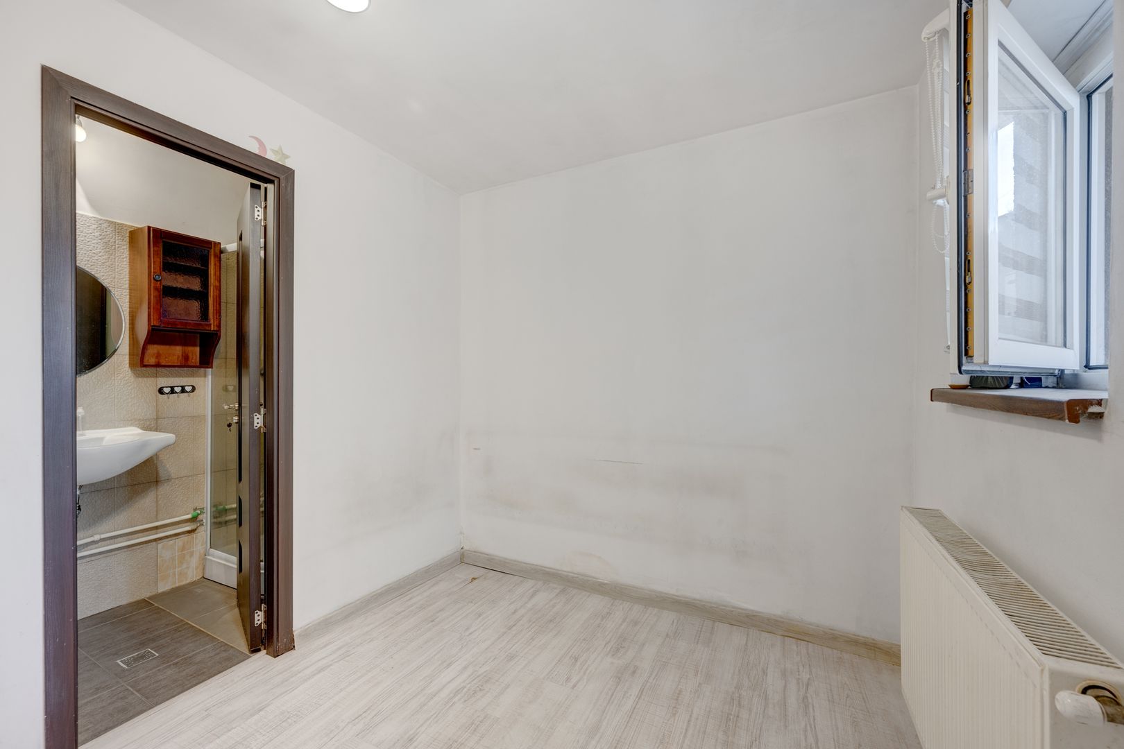 Două case. O singură curte. Mai multe feluri de a spune „acasă” - Poză 15